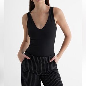 EXPRESS • body contour v-neck tank
